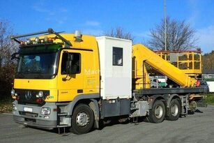 铲斗车 MERCEDES-BENZ 3344 SRT Sínenjáró emelőkosaras
