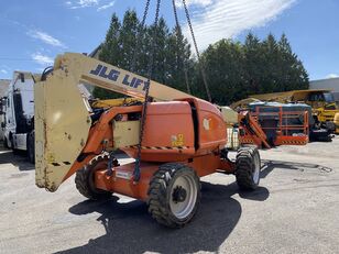 损坏的伸缩式高空作业平台 JLG 600 AJ